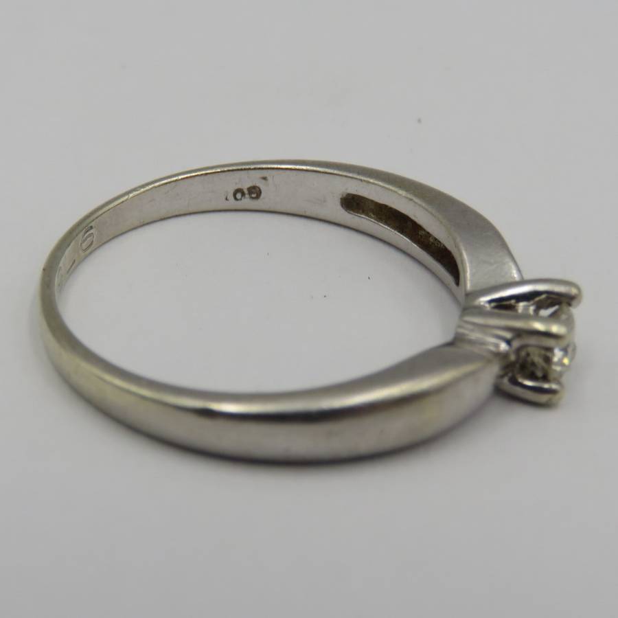 9kt white gold ring with 0.25 carat diamond (high quality) weight 3.2g, Size P