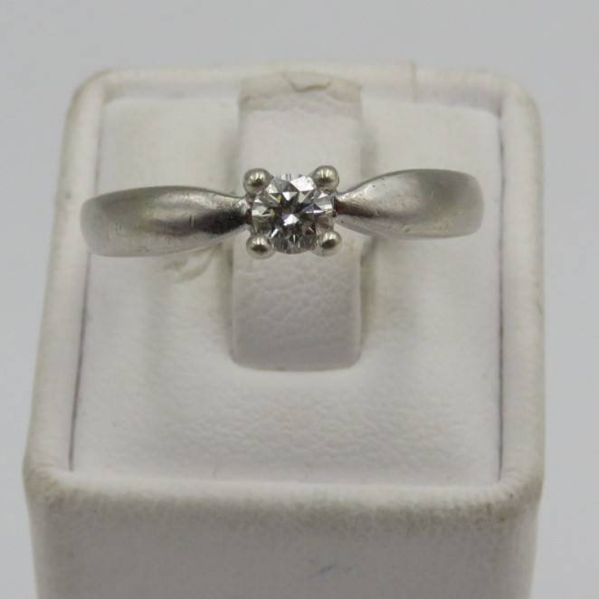9kt white gold ring with 0.25 carat diamond (high quality) weight 3.2g, Size P