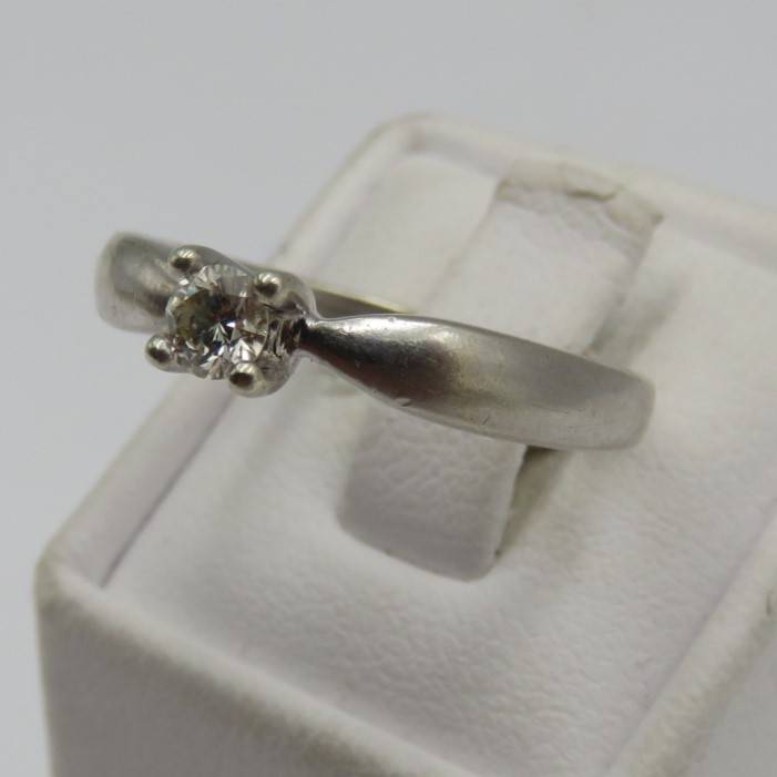 9kt white gold ring with 0.25 carat diamond (high quality) weight 3.2g, Size P