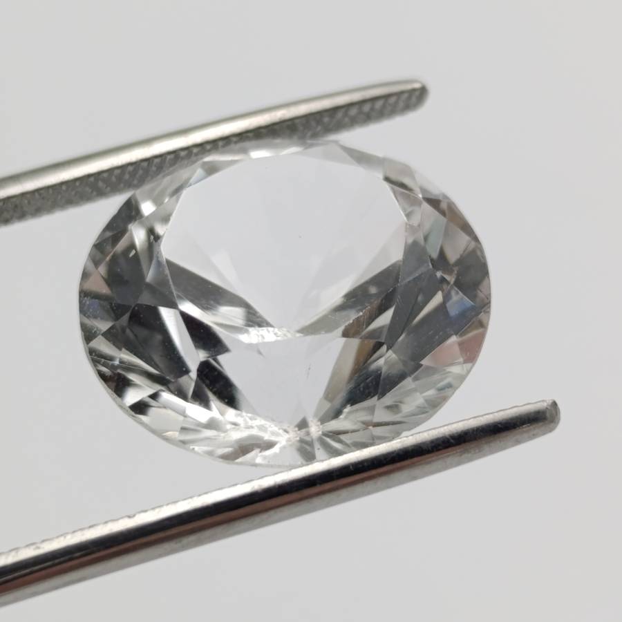Colourless Topaz of 15,4 carat Round Mixed cut with Gemlab certificate