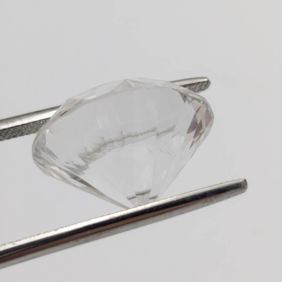 Colourless Topaz of 15,4 carat Round Mixed cut with Gemlab certificate
