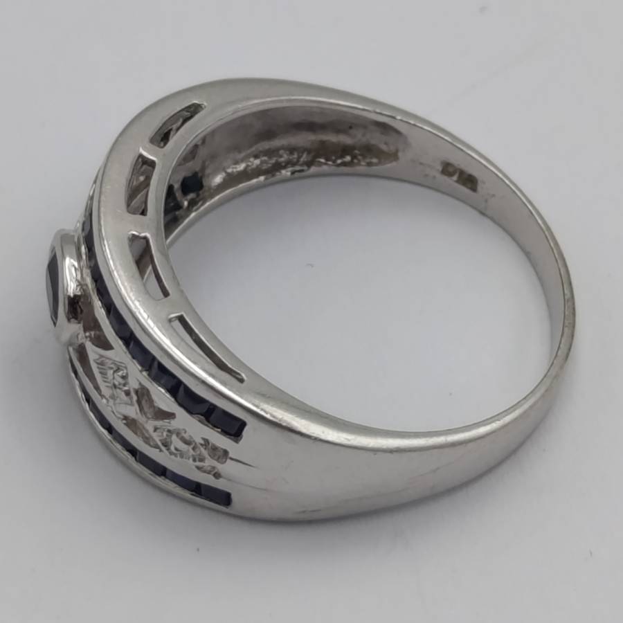 9kt white gold ring with 2 diamonds and 29 dark blue sapphires - weight 3.5g