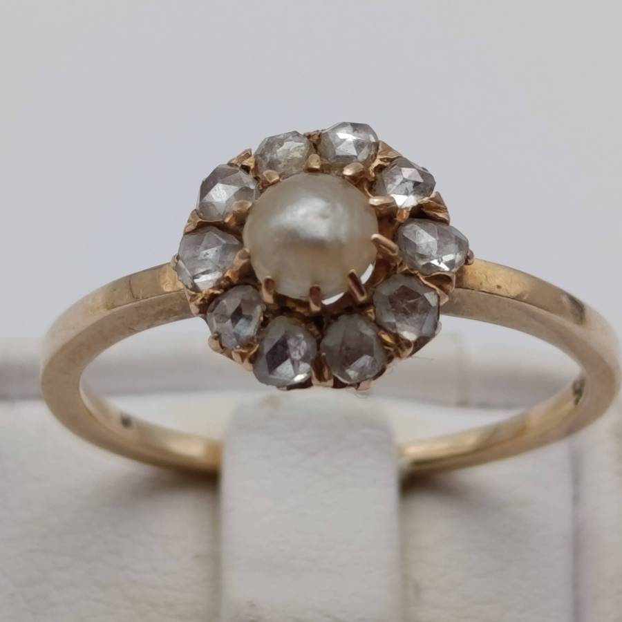 14kt gold ring size P with pearl & 10 rough cut diamonds weighs 2,4g