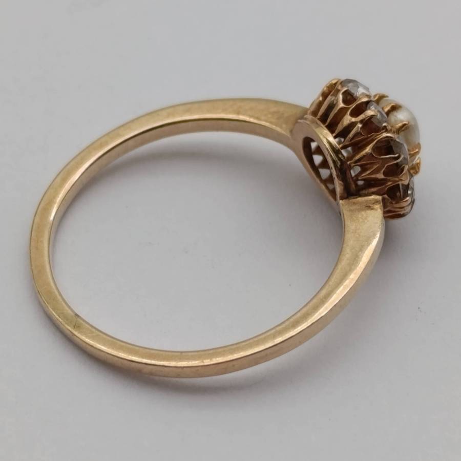 14kt gold ring size P with pearl & 10 rough cut diamonds weighs 2,4g