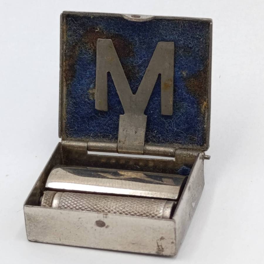 Vintage Myatt Ladies Razor in small tin