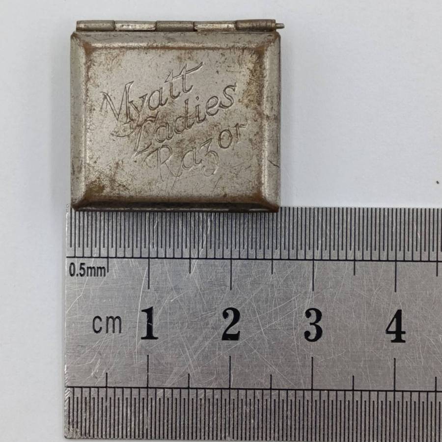 Vintage Myatt Ladies Razor in small tin