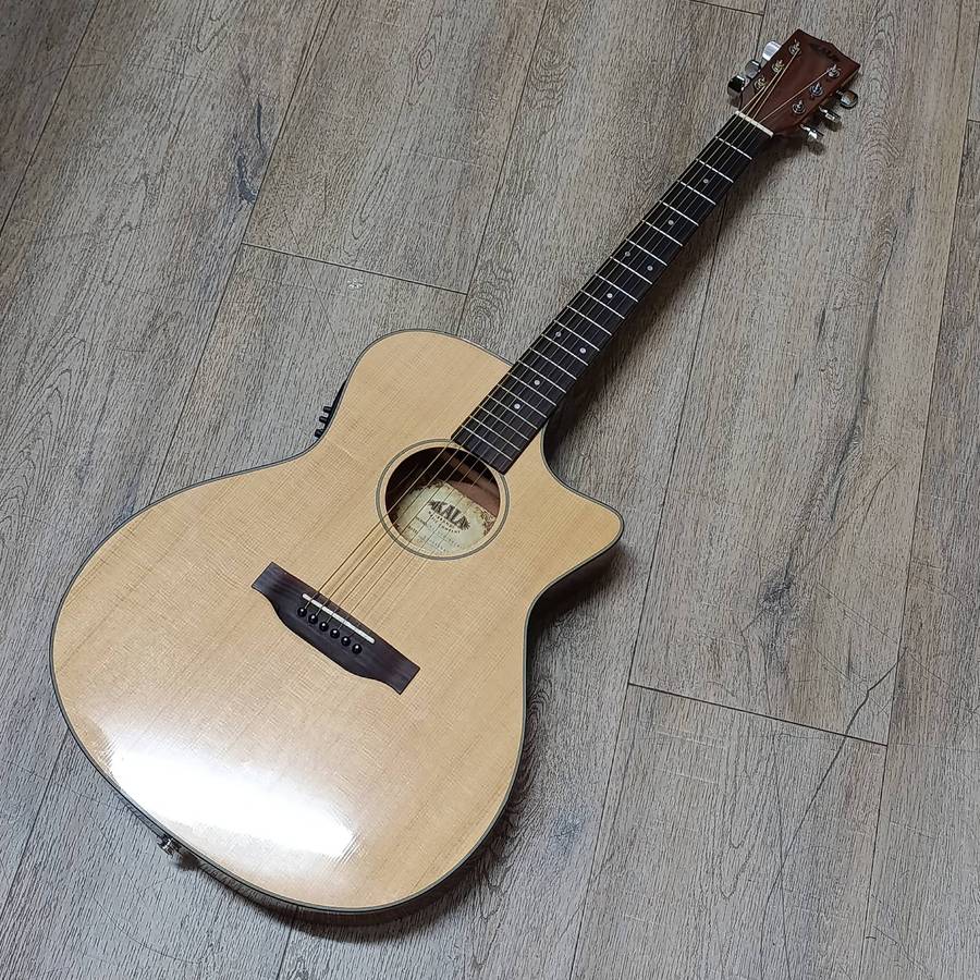 KALA Accoustic electric guitar model KA-GTR-SMTS-E with Madarozzo bag