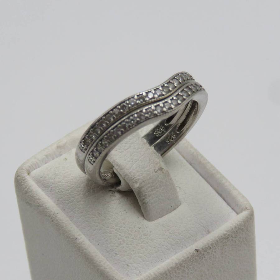 Pair of Sterling silver wedding band set with clear stones - weighs 4,4g - size P