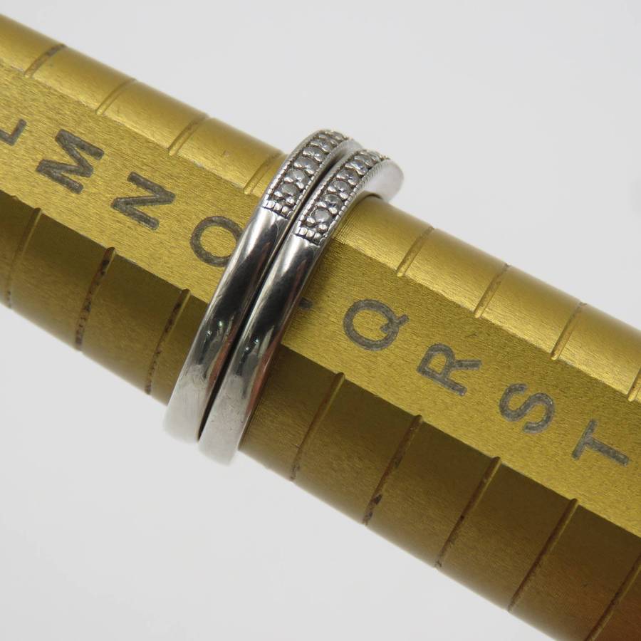 Pair of Sterling silver wedding band set with clear stones - weighs 4,4g - size P
