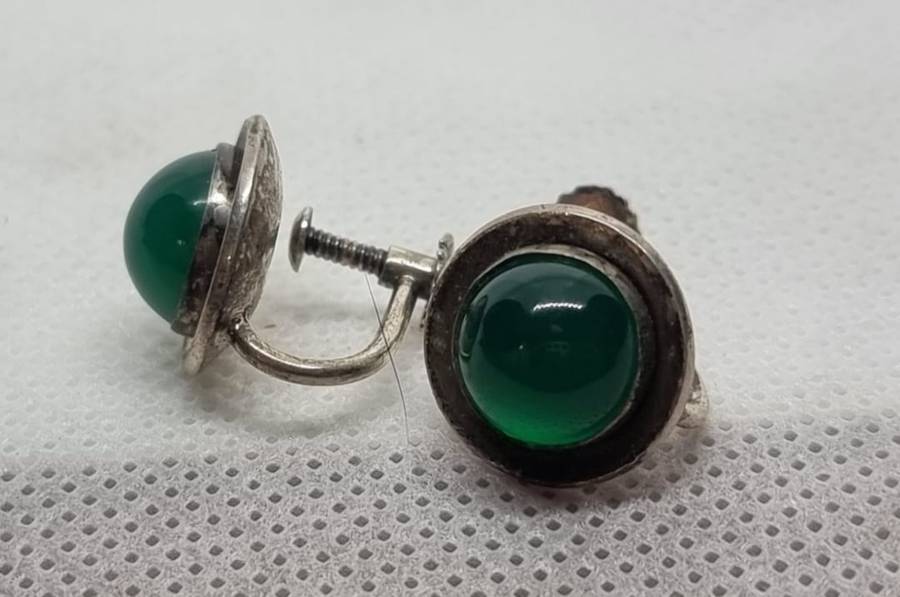 "VINTAGE" TAXCO Mexico Sterling Silver / GREEN ONYX / Screw Back 925 Sterling Silver  Earrings.