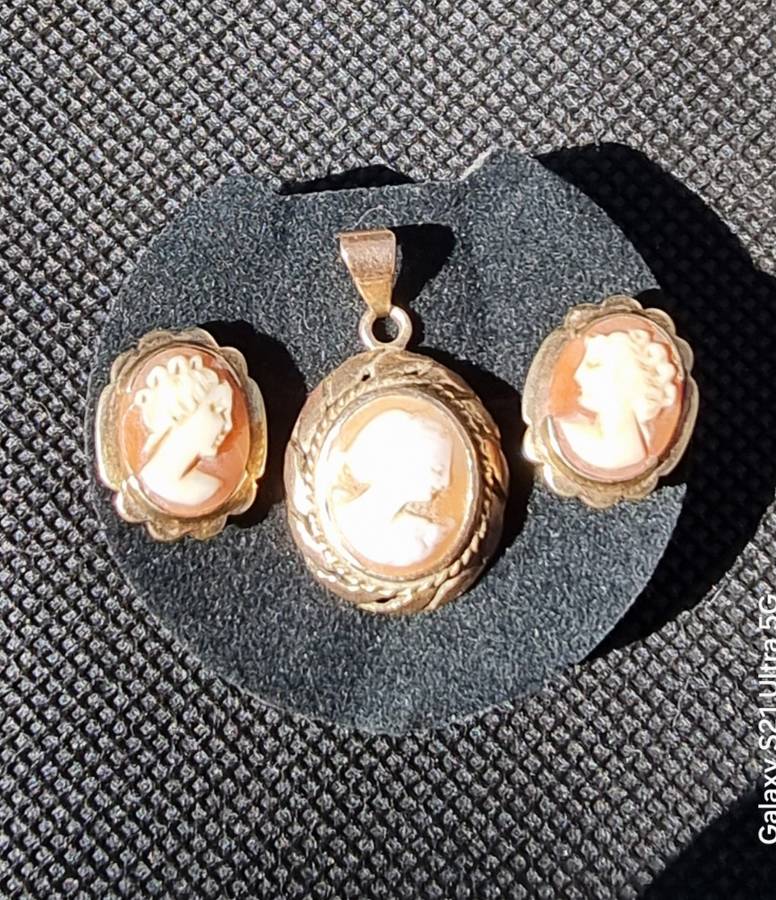 VINTAGE "CAMEO" Pendant and Earrings / Set in 9CT Yellow Gold. ( Genuine Gold. )