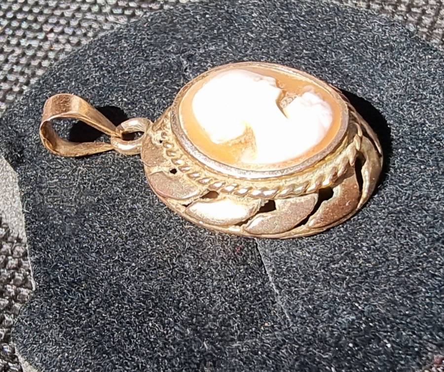 VINTAGE "CAMEO" Pendant and Earrings / Set in 9CT Yellow Gold. ( Genuine Gold. )