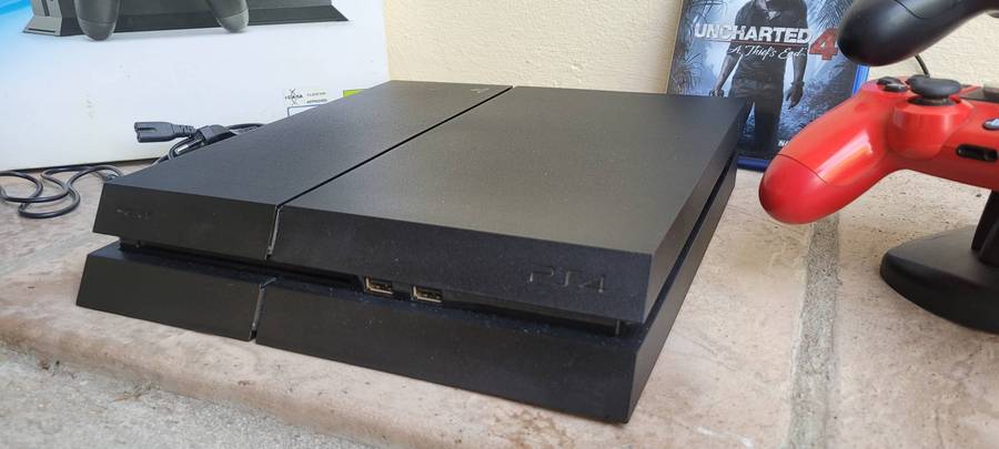 PS4 Console 500Gb 2 Controlls Immaculate
