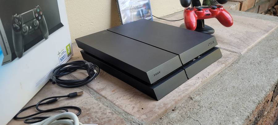 PS4 Console 500Gb 2 Controlls Immaculate