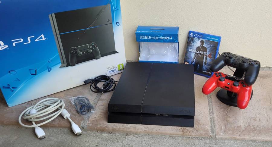 PS4 Console 500Gb 2 Controlls Immaculate