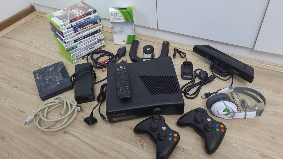 HUGE Xbox 360 Bundle Lots of accessories