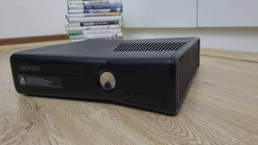 HUGE Xbox 360 Bundle Lots of accessories