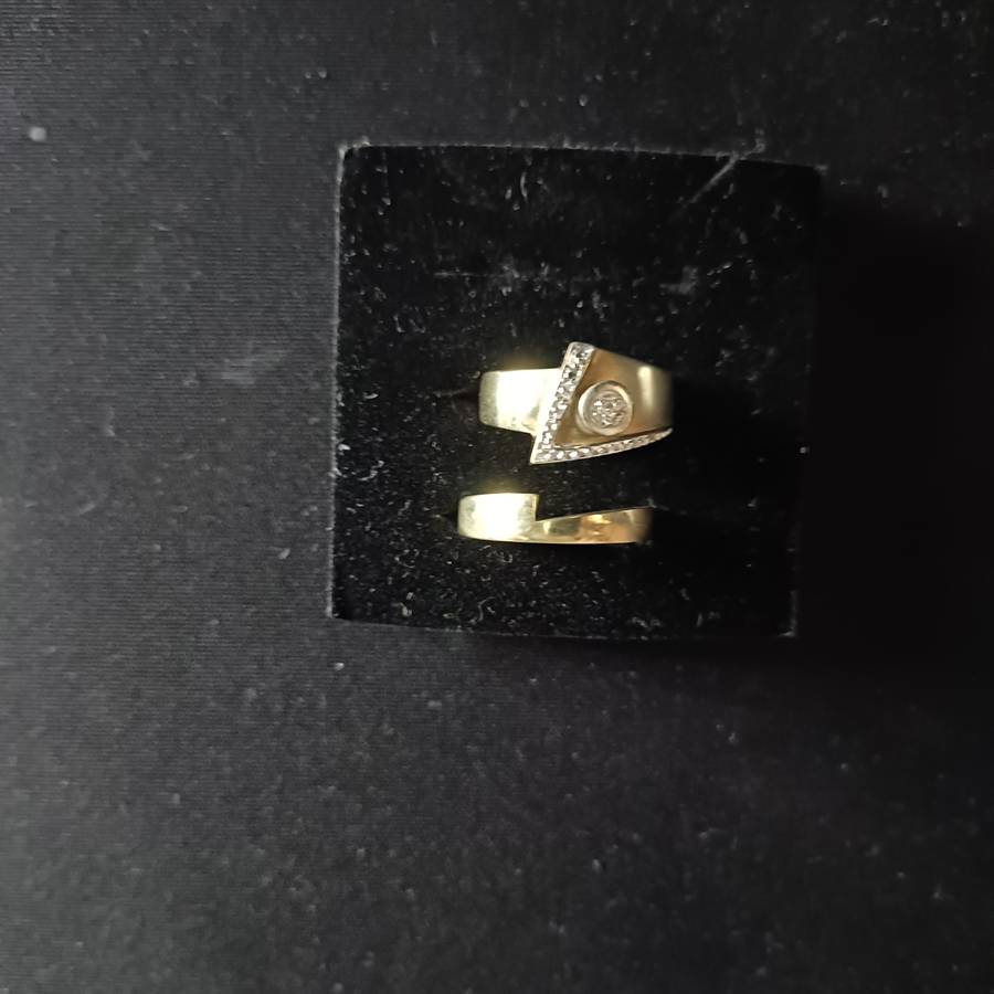 9ct Solid Gold ring pair 7.7 grams