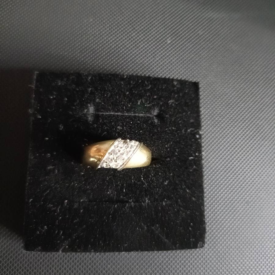 9ct Solid Gold Diamond Ring 2.6 grams