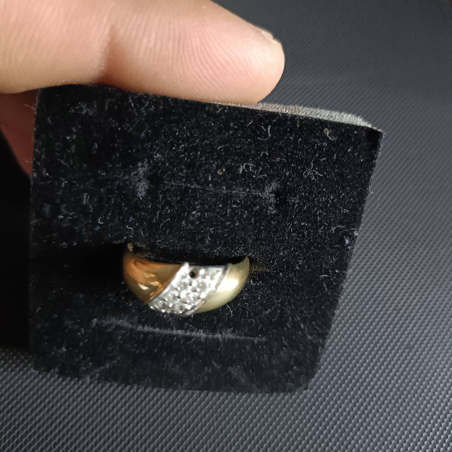 9ct Solid Gold Diamond Ring 2.6 grams