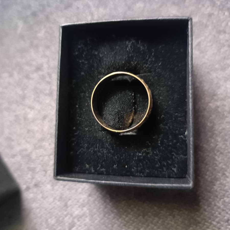 9ct Solid Gold  Ring 3.1 grams