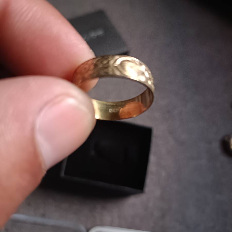 9ct Solid Gold  Ring 3.1 grams
