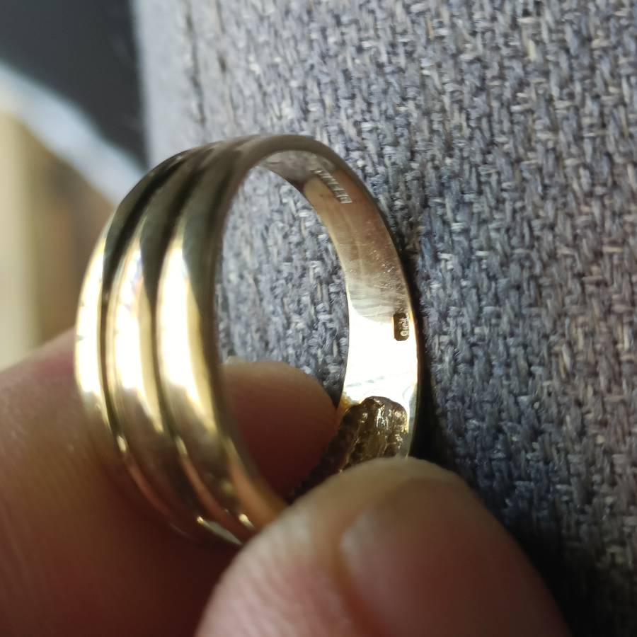 9ct Solid Gold Ring 3.1 grams