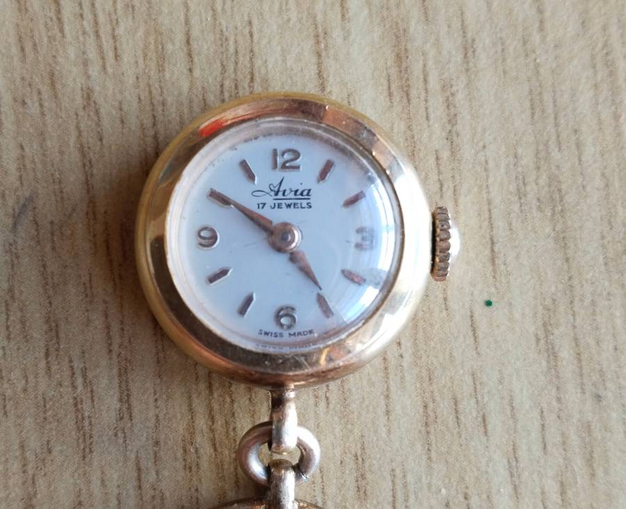 Vintage Avia 17 jeweles 20 micron gold nursing watch.