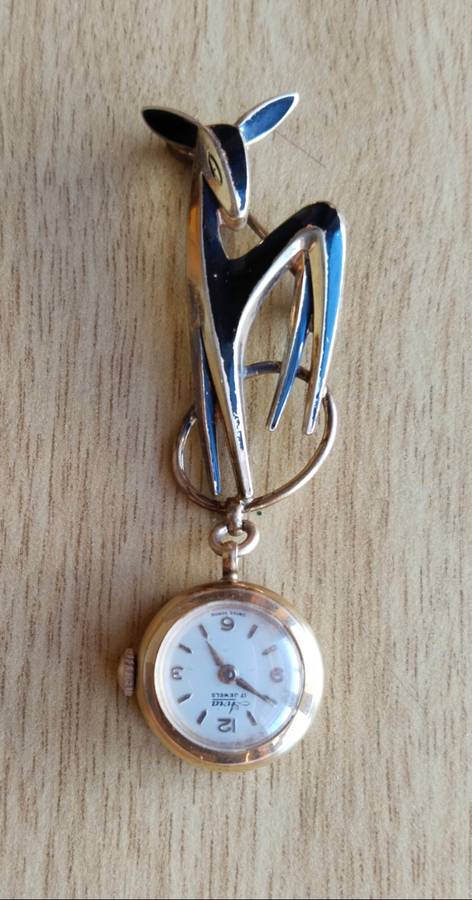 Vintage Avia 17 jeweles 20 micron gold nursing watch.