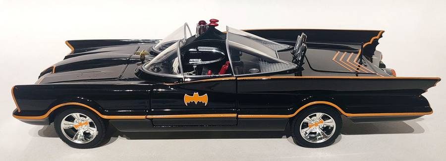 *NEW* 1/18  Jada Classic TV Series 1966 Batmobile with Diecast Figures and Lights