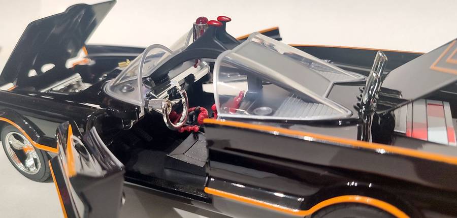 *NEW* 1/18  Jada Classic TV Series 1966 Batmobile with Diecast Figures and Lights