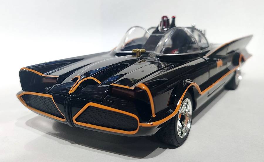*NEW* 1/18  Jada Classic TV Series 1966 Batmobile with Diecast Figures and Lights
