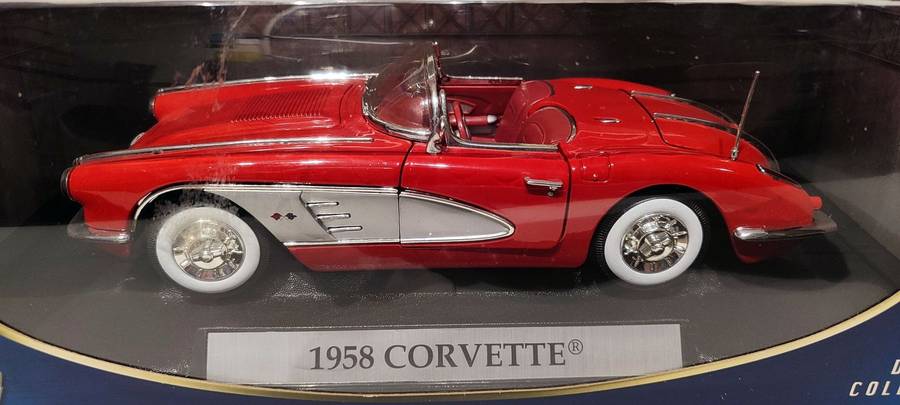 **MINT/BOXED** 1/18 MotorMax 1958 Corvette Red-White (73109)