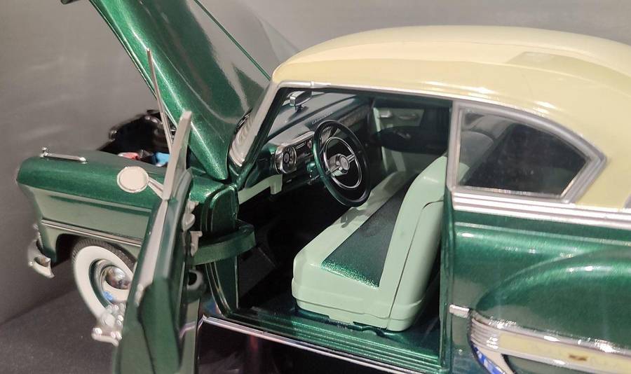*AS NEW/BOXED* 1/18 Vintage Sunstar 1953 Chevrolet Bel Air Green Metallic (1602)