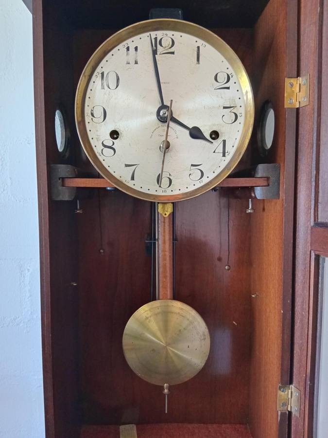STUNNING AMERICAN SWISS VINTAGE MECHANICAL WALL CLOCK