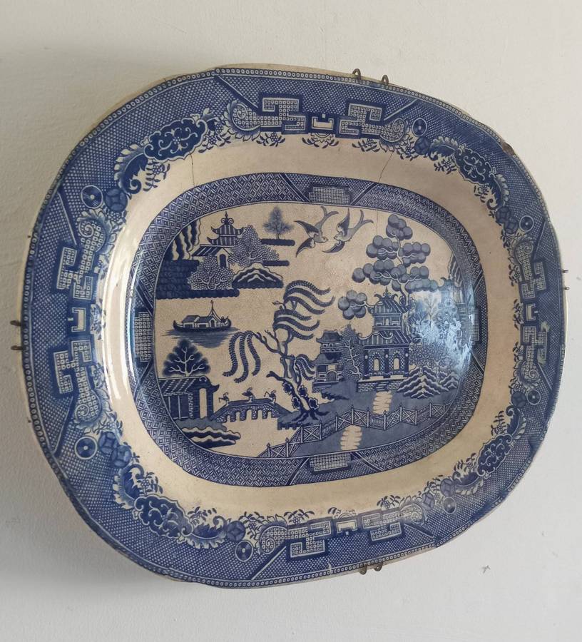 ANTIQUE VICTORIAN EARLY BLUE STAFFORDSHIRE WILLOW PATTERN PAINTED WALL PLATE