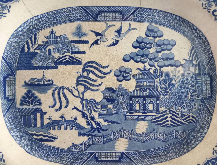 ANTIQUE VICTORIAN EARLY BLUE STAFFORDSHIRE WILLOW PATTERN PAINTED WALL PLATE