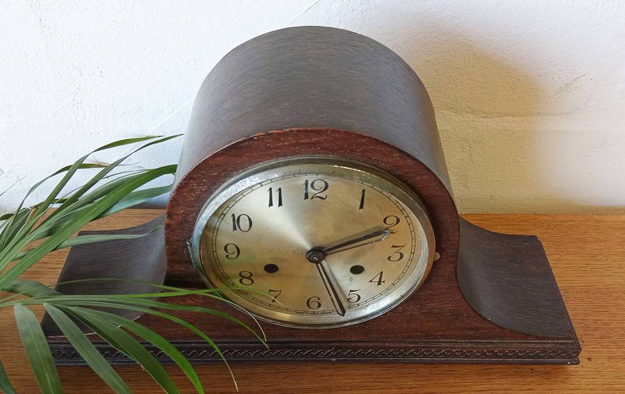 VINTAGE ART DECO ORIGINAL MANTLE CLOCK (HIGHLY COLLECTABLE)