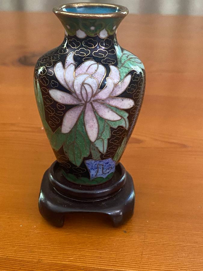 ONE SMALL CLOISONNE POT