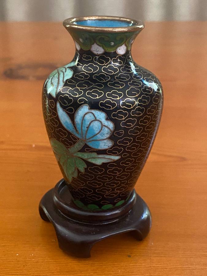 ONE SMALL CLOISONNE POT