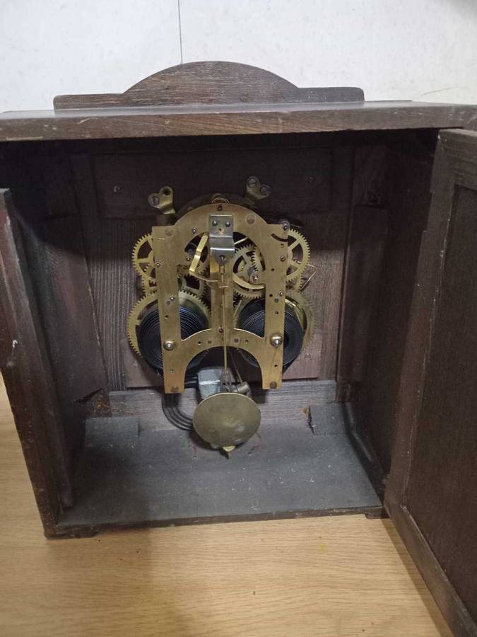 Antique mantle chime clockIn working condition, does not have key, needs a new key