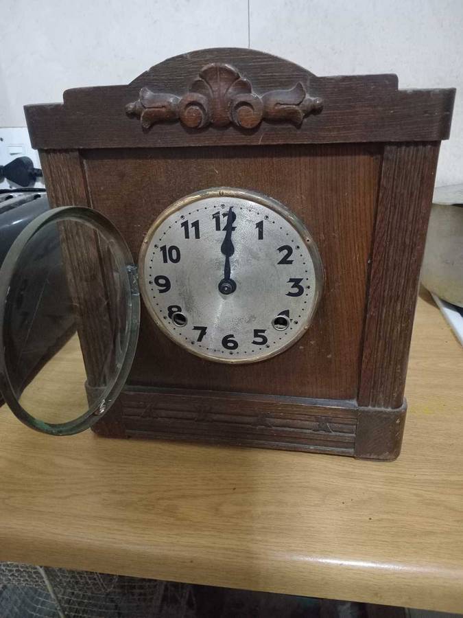 Antique mantle chime clockIn working condition, does not have key, needs a new key