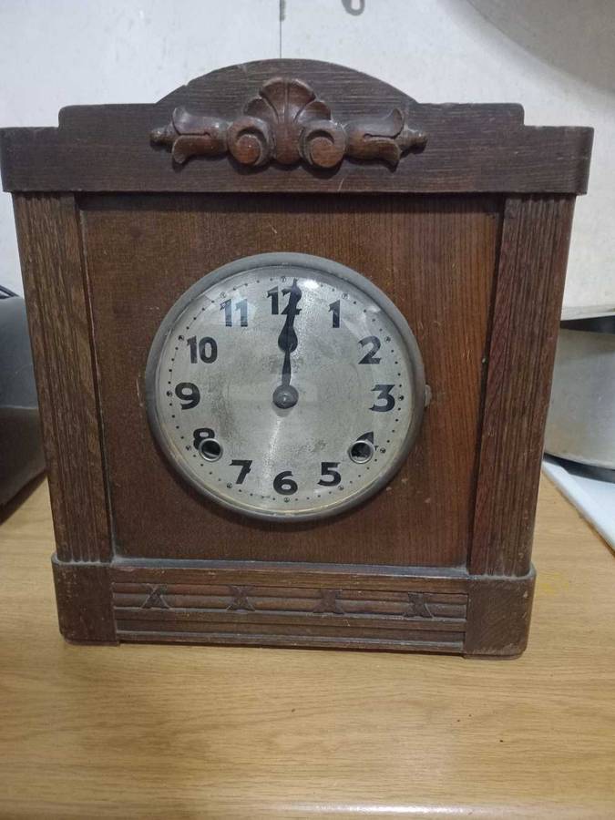 Antique mantle chime clockIn working condition, does not have key, needs a new key