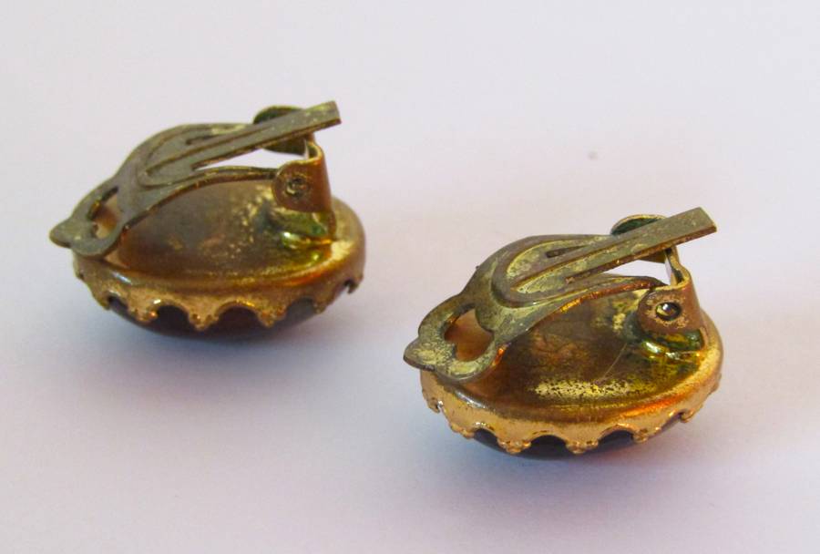 Vintage 1940s Gold Tone Bohemian Glass Oval Cabochon Brooch & Matching Clip-On Earrings Set