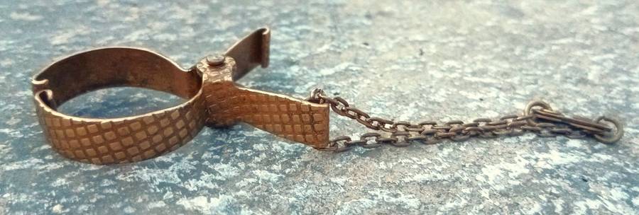 Charming Vintage 1950s Brass Glove Clip / Holder by Zenette