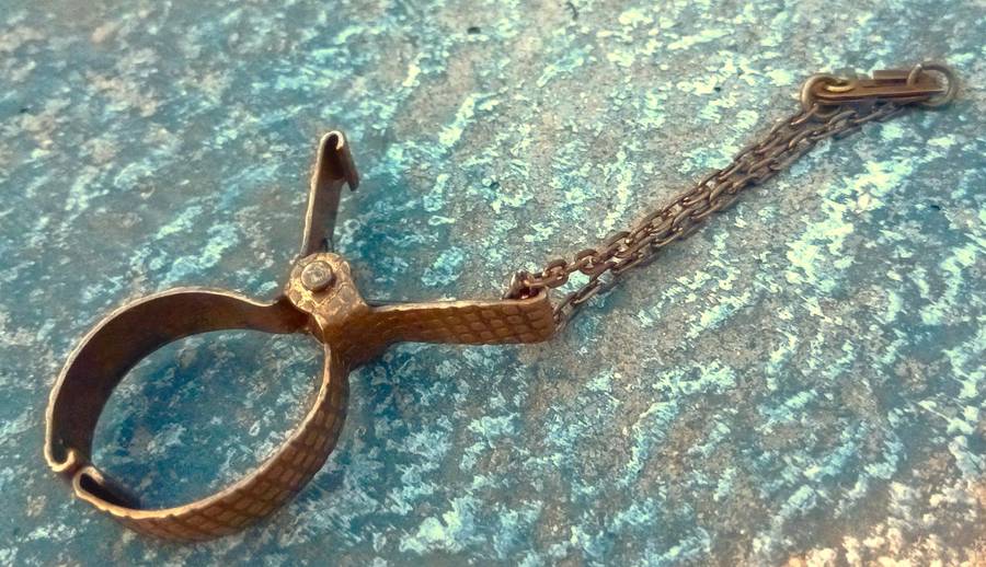 Charming Vintage 1950s Brass Glove Clip / Holder by Zenette