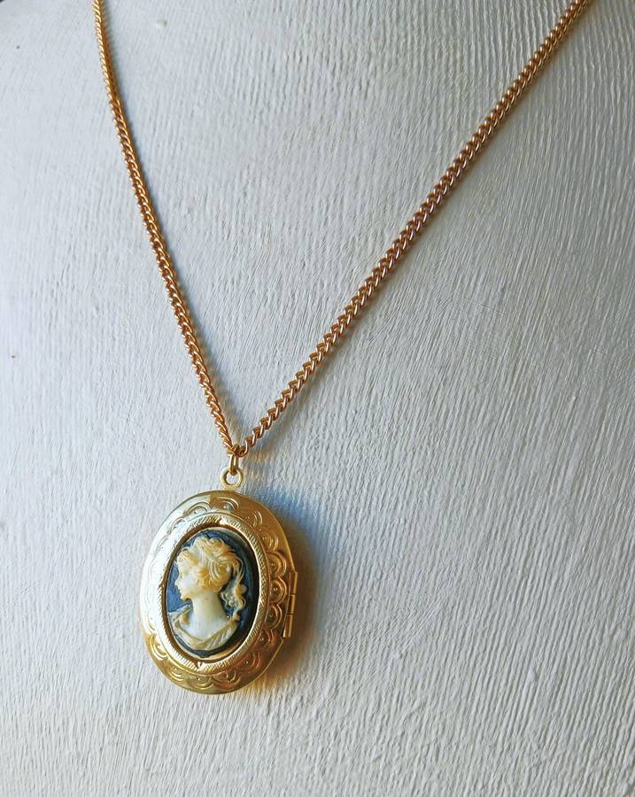 Vintage Gold-Tone Cameo Locket Necklace | Oval Floral Design