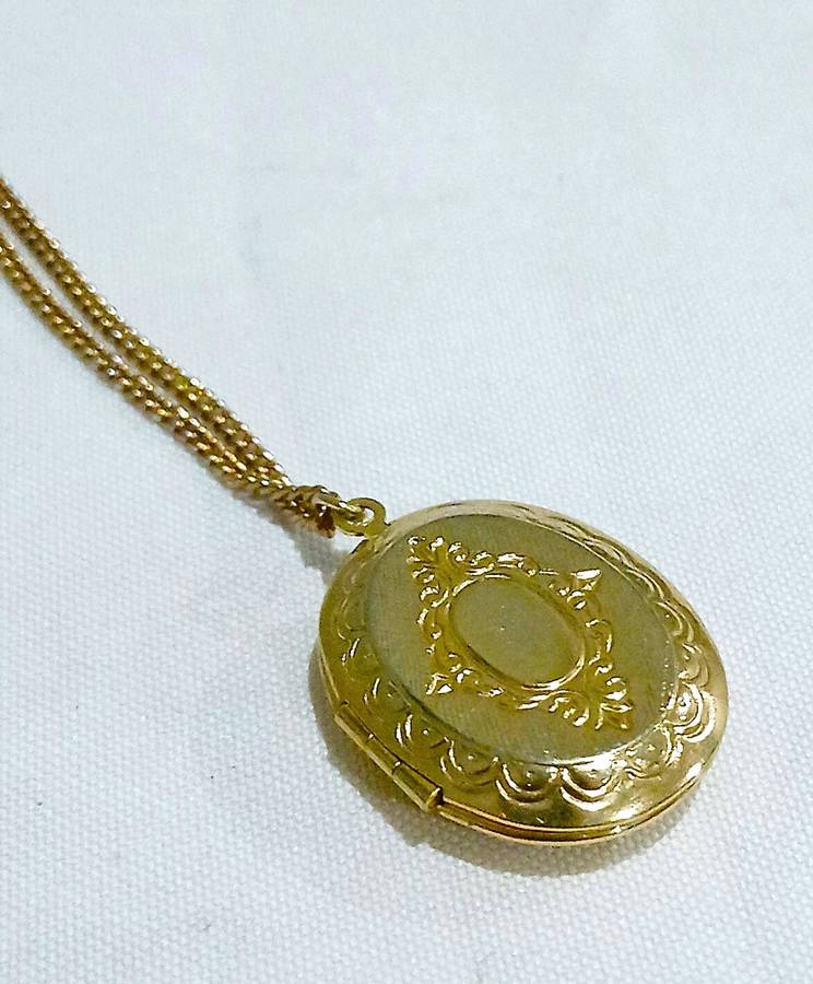Vintage Gold-Tone Cameo Locket Necklace | Oval Floral Design