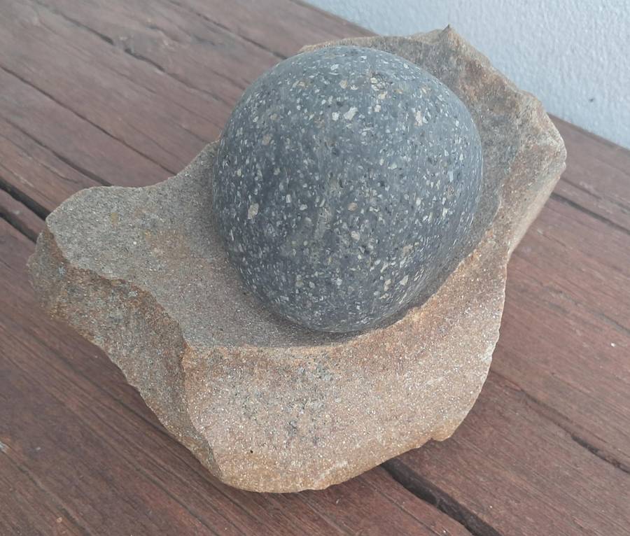 AFRICAN HAND MILLING STONE