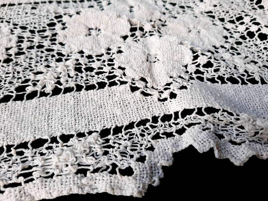 Small handknotted lace cloth -white - 33 x 45 cm